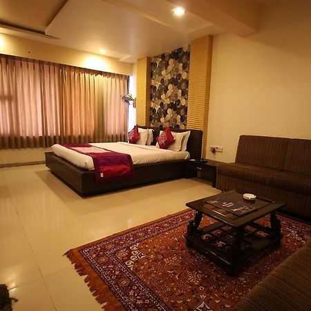 فندق Oyo Premium Law Garden C G Road أحمد أباد المظهر الخارجي الصورة