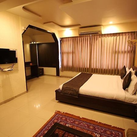 فندق Oyo Premium Law Garden C G Road أحمد أباد المظهر الخارجي الصورة