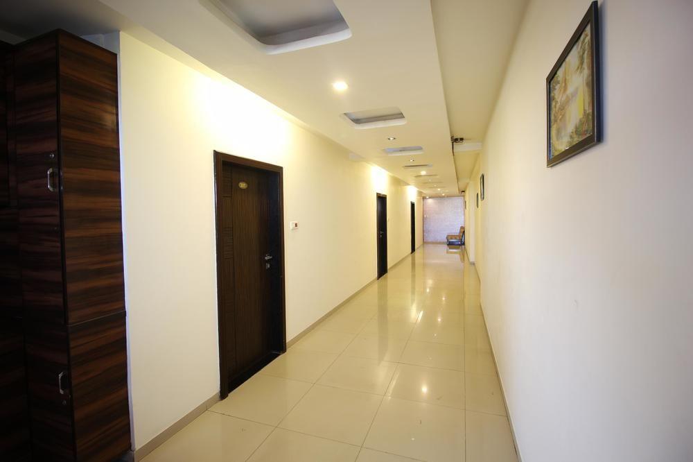 فندق Oyo Premium Law Garden C G Road أحمد أباد المظهر الخارجي الصورة