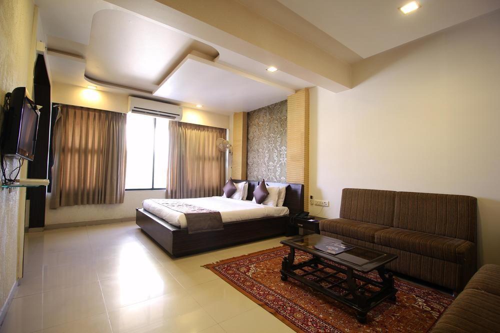فندق Oyo Premium Law Garden C G Road أحمد أباد المظهر الخارجي الصورة