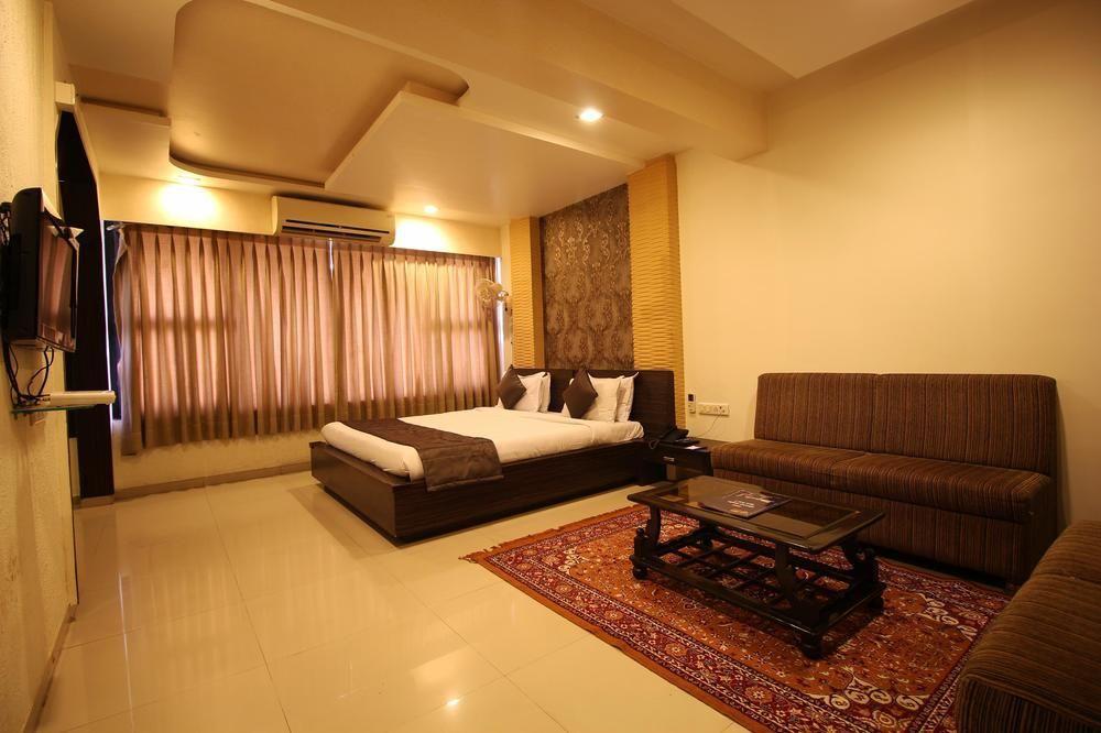 فندق Oyo Premium Law Garden C G Road أحمد أباد المظهر الخارجي الصورة