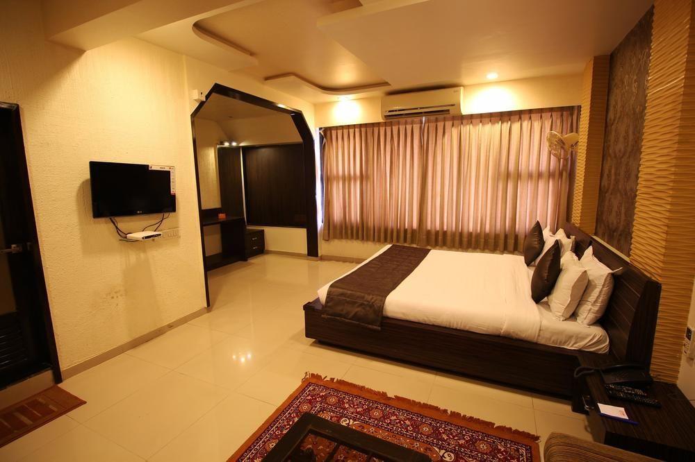 فندق Oyo Premium Law Garden C G Road أحمد أباد المظهر الخارجي الصورة