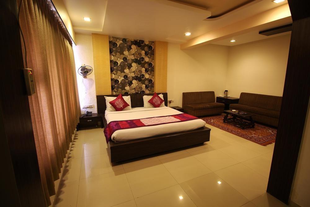 فندق Oyo Premium Law Garden C G Road أحمد أباد المظهر الخارجي الصورة