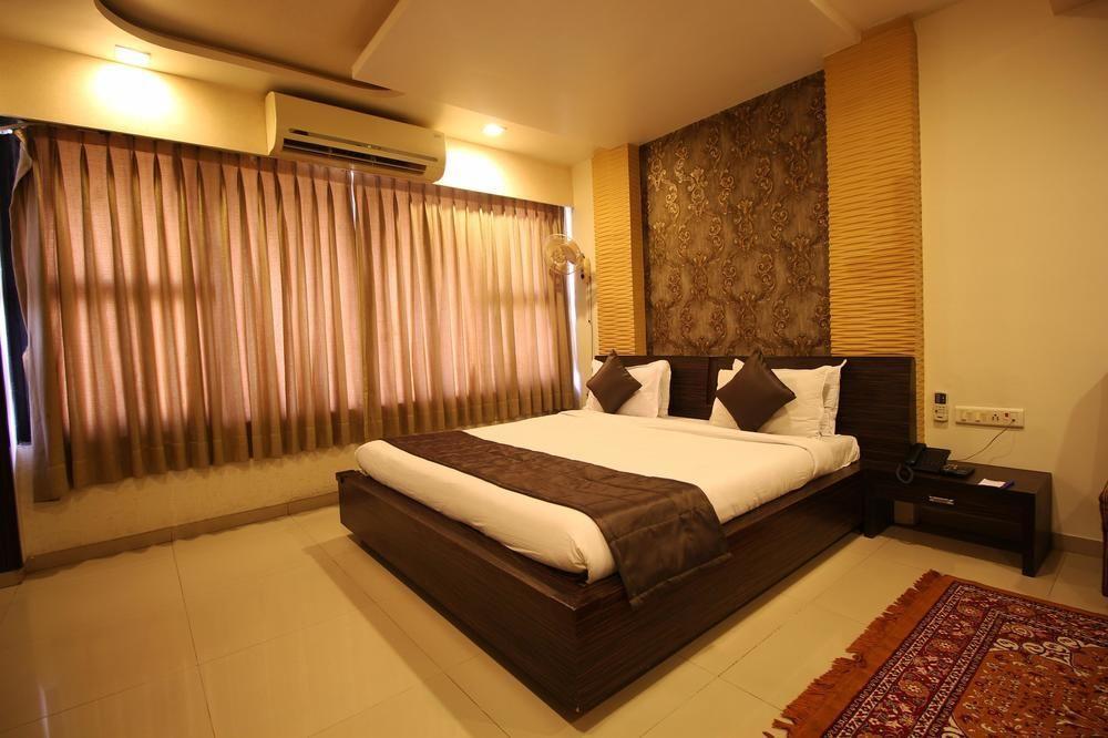 فندق Oyo Premium Law Garden C G Road أحمد أباد المظهر الخارجي الصورة